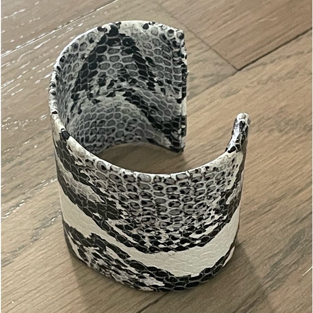 a.v. max n.y.c. leather snakeskin print cuff
